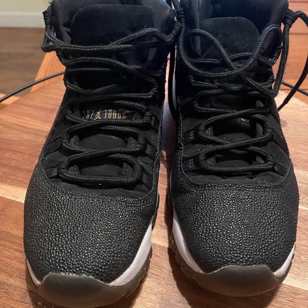 Air Jordan 11 Retro Heiress Black Stingray GS 852625-030 size 8.5